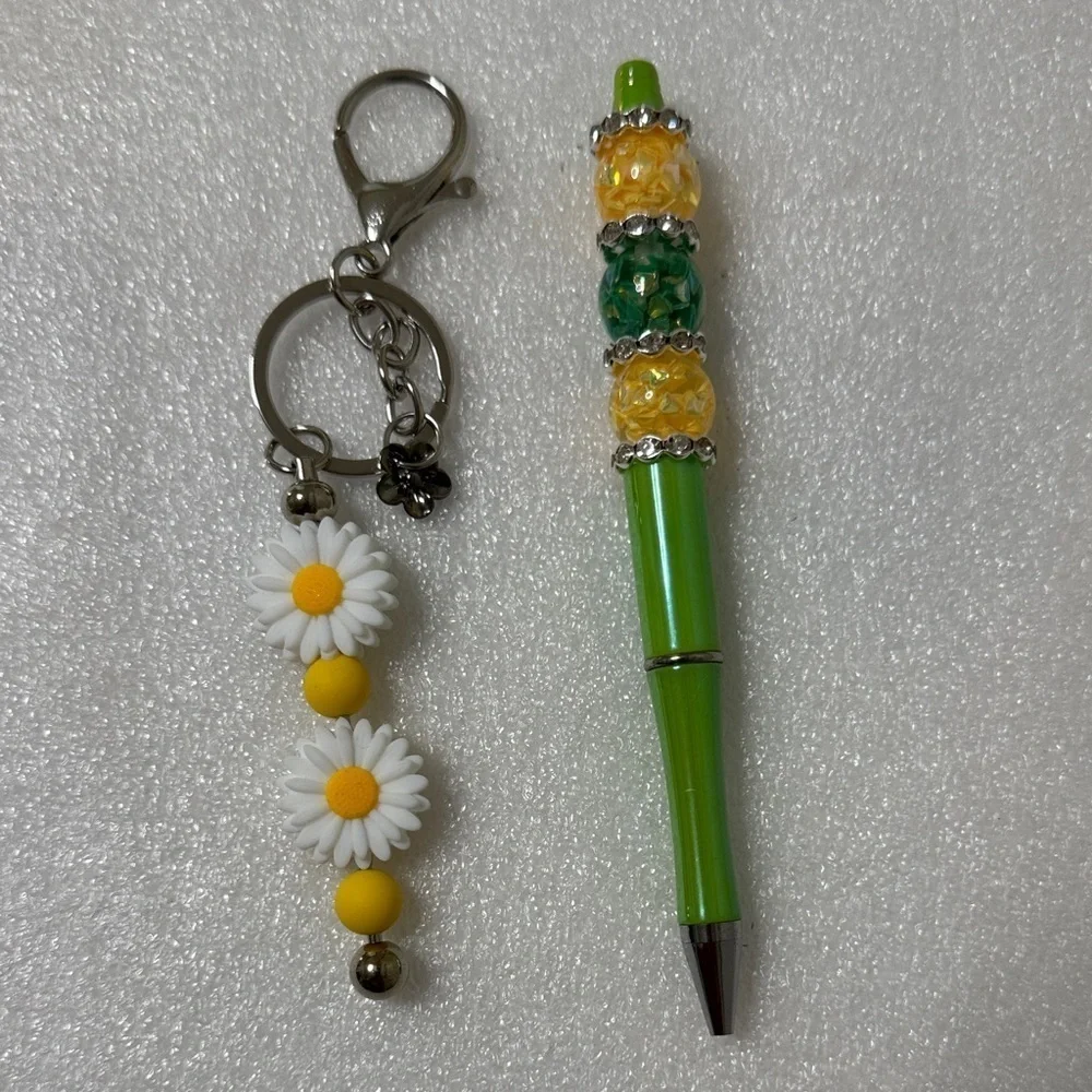 🌼 Daisy Charm Keychain & Beaded Pen Set – 4 Refills Included!